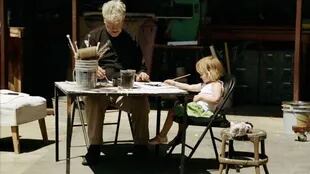 Lynch pinta junto a su colega en el arte, su pequeña hija Lula Bogina, en un pasaje del documental