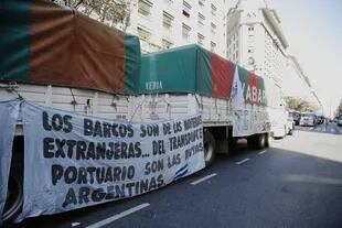Varios camiones cortan Diagonal Noerte en pleno centro porteño