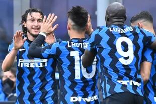Lautaro Martínez y Lukaku, ambos de espaldas, podría reencontrarse en Inter; el belga vería con buenos ojos el regreso a Italia