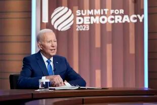 El presidente Joe Biden habla durante una sesión plenaria virtual de la Cumbre por la Democracia en el Auditorio South Court del campus de la Casa Blanca, el miércoles 29 de marzo de 2023, en Washington.