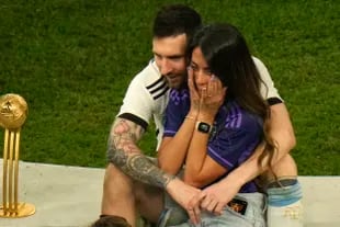 Anto Roccuzzo, emocionada hasta las lágrimas, en los brazos de Lionel Messi (AP Photo/Francisco Seco)