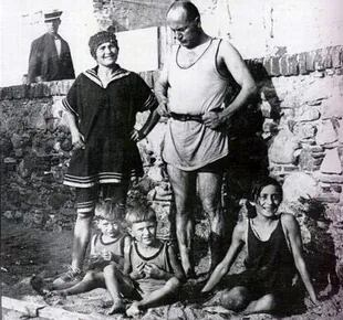 La familia Mussolini con los hijos al pie, Edda incluida