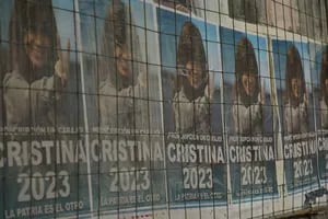 El kirchnerismo copó la escenografía y le enrostró al Presidente los carteles de Cristina