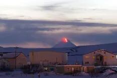 Un volcán en Alaska entró en erupción y declaran el alerta roja
