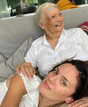 Paula Chaves junto a Guingui, su abuela paterna, quien falleció a los 92 años