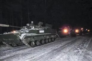 Vehículos blindados rusos llegan a Belarús, el 18 de enero de 2022