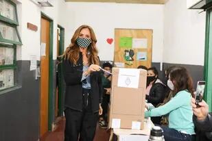 Tolosa Paz votó en una escuela rural y los fiscales eran sus hijos
