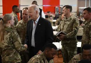 El presidente de los Estados Unidos, Joe Biden, se reunió en marzo con miembros del servicio de la 82ª División Aerotransportada, que contribuyen junto a los aliados polacos a la disuasión en el flanco oriental de la Alianza, en la ciudad de Rzeszow, en el sureste de Polonia, a unos 100 kilómetros de la frontera con Ucrania.