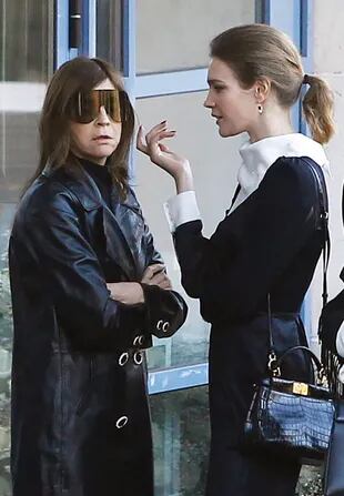 Carine Roitfeld, ex directora de Vogue Paris, junto a la modelo Natalia Vodianova, casada con Antoine Arnault.