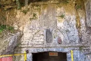 Sobre uno de los accesos a la mina se ve un escudo de la corona española de tiempos de Carlos III y, arriba, una imagen de San Cristóbal con inscripciones en latín
