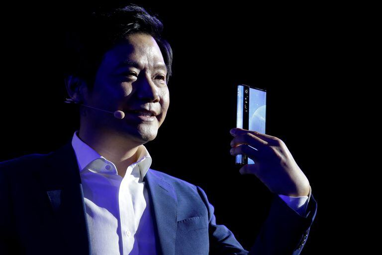 Lei Jun, CEO de Xiaomi, junto al Mi Mix Alpha, un teléfono con una inusual pantalla que cubre casi de forma completa a todo el equipo