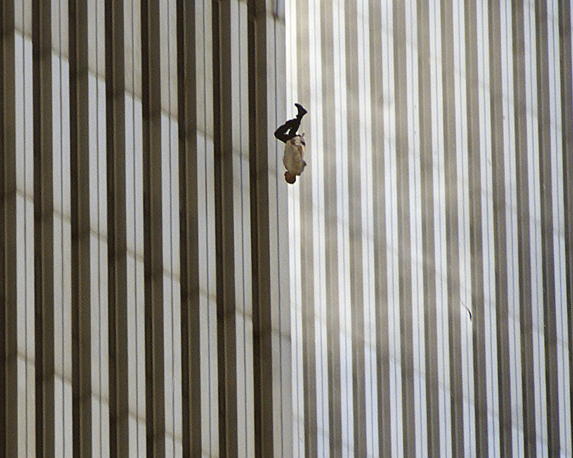 Una persona cae desde la torre norte del World Trade Center de Nueva York el martes 11 de septiembre de 2001 después de que terroristas estrellaran dos aviones secuestrados