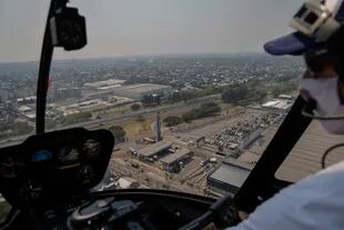 El helicópero remonta vuelo sobre la Panamericana