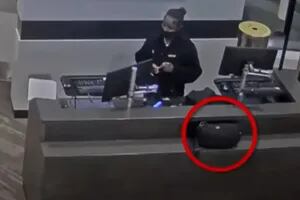Se olvidó su equipaje de mano en el mostrador de la aerolínea y no pudo creer lo que hicieron con él
