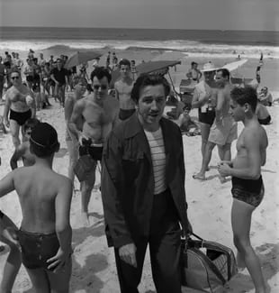 Walt Disney con Frank Thomas en la playa de Copacabana, en Río de Janeiro