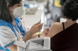 20-01-2022 Una mujer recibe la tercera dosis de la vacuna contra el Covid-19, en el WiZink Center, a 20 de enero de 2022, en Madrid, (España). SALUD Alberto Ortega - Europa Press