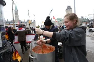Manifestantes preparan comida en apoyo de los camioneros en Ottawa