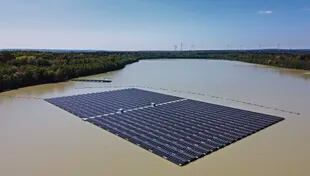 Los paneles solares de la mayor planta fotovoltaica flotante de Alemania producen energía bajo un cielo azul en un lago de Haltern, Alemania, el martes 3 de mayo de 2022.