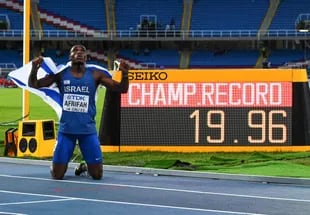Blessing Afrifah posa con el cartel de su tiempo tras ganar los 200 metros en el Mundial de Atletismo que se realiza en Cali, Colombia