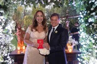 Recién casados, al pie del altar, la exgobernadora bonaerense María Eugenia Vidal y el periodista deportivo Enrique Sacco