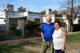 Oscar Sueldia, ex operario de Gándara, y su esposa, Stella Maris Gravano, aún viven en una de las casitas que la empresa había instalado frente a la fábrica y que ocupaban algunos de sus empleados
