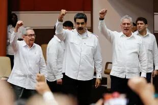 Nicolás Maduro (centro), en La Habana, junto al expresidente cubano Raúl Castro y al actual, Miguel Díaz-Canel; Venezuela y Cuba respaldan el régimen de Daniel Ortega 