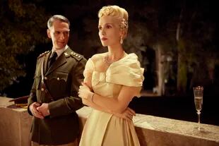 El coronel Carlos Moori Koenig (Ernesto Alterio), junto a Eva Duarte de Perón (Natalia Oreiro)