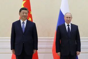 El presidente de China, Xi Jinping, y el presidente de Rusia, Vladímir Putin, posan con el presidente de Mongolia durante su reunión trilateral al margen de la cumbre de líderes de la Organización de Cooperación de Shanghái (OCS) en Samarcanda el 15 de septiembre de 2022. (Foto de Alexandr Demyanchuk / SPUTNIK / AFP)