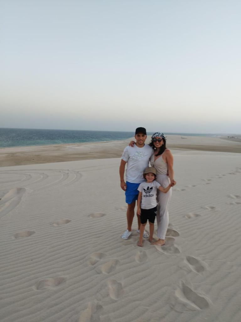 Ulises Pascua con su esposa Camila y su hijo Simón en una playa de Qatar
Foto: Gentileza Ulises Pascua
