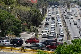 Autos parados a lo largo de la autopista Gran Cacique Guaicaipuro de Caracas