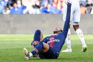 Neymar y un gesto típico: su exclamación por haber recibido un golpe.