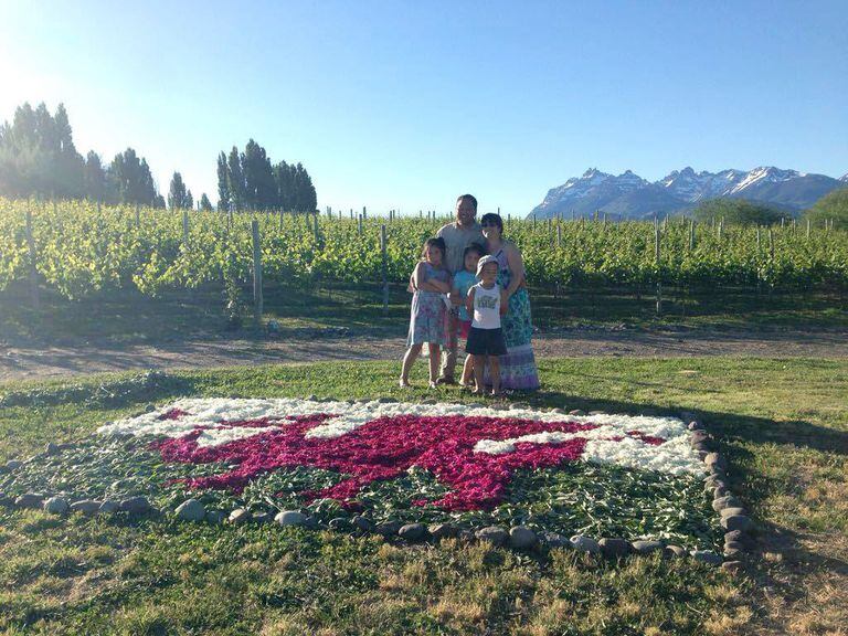 El productor que las eligió para radicarse en Patagonia y organiza un festival de tapices de flores