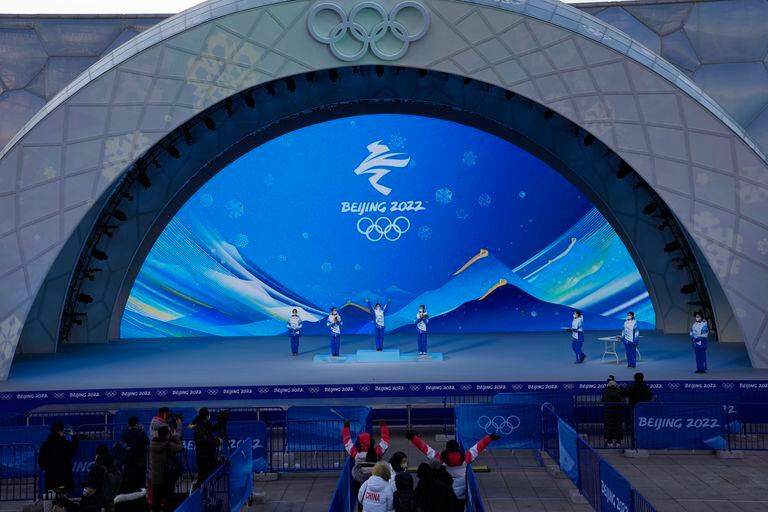 En foto dle 3 de enero del 2022 integrantes del personal entrenan para la ceremonia de entrega de medallas en la Plaza de Medallas durante los Juegos Olímpicos de Beijing. El martes 11 de enero del 2022, los patrocinadores olímpicos se mantienen en silencio con respecto a los abusos de derechos humanos en China. (AP Foto/Ng Han Guan)