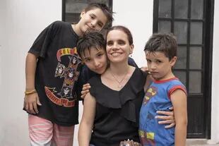 Una imagen actual de Verónica junto a Ignacio y Nahuel, de 11 años, y Lautaro, de 6