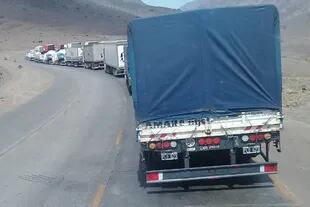 Camiones varados en Uspallata, consecuencia de las demoras por los testeos obligatorios a los choferes para cruzar a Chile