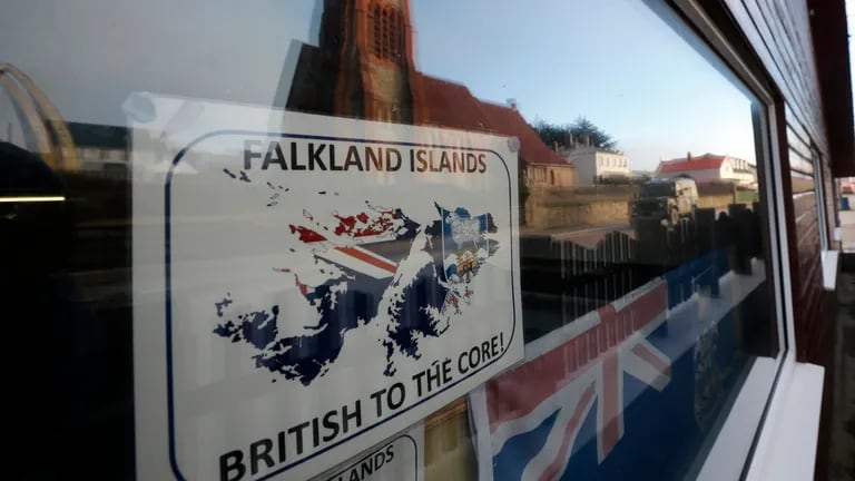 ¨Británicos hasta la médula¨. Las banderas británicas se multiplican a lo largo de las calles de Puerto Argentino