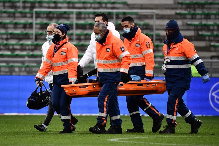 El brasileño de Paris Saint-Germain, Neymar, fue retirado de la cancha en camilla tras sufrir una severa lesión en el tobillo izquierdo, ante Saint-Etienne.