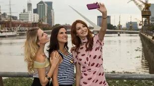 Las actrices de El Negocio pasearon por Buenos Aires y se acercaron algunas selfies durante su paso por las calles porteñas