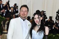 Grimes, la pareja de Elon Musk, mostró sus “hermosas cicatrices alienígenas”