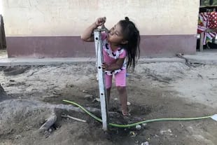 La hermana de Noé toma agua directamente de la canilla. "Hacía 3 meses que no teníamos agua y justo era en época de calor. Ahora parece que han limpiado la cañería y sale bien”, aclara el abuelo