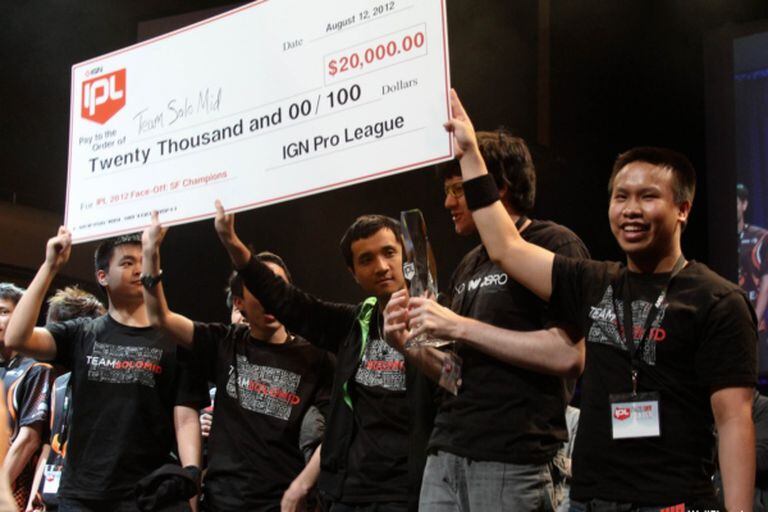 El equipo TSM de StarCraft II levantando el premio obtenido en la final del IGN Pro League