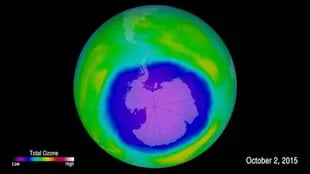 Agujero en la capa de ozono (en azul) sobre la Antártida en 2015.