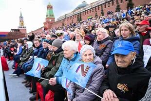 Veteranos e invitados observan el desfile militar del Día de la Victoria en la Plaza Roja, en el centro de Moscú, el 9 de mayo de 2022.