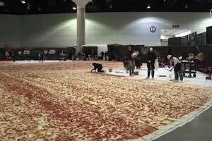 La pizza más grande del mundo: 68 mil porciones, 5800 kilos de masa y 630 mil rodajas de pepperoni  