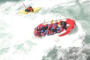 El rafting es una de las actividades imperdibles para los espíritus aventureros 