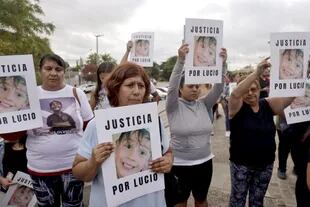 Cerca de 200 personas se acercaron a las puertas del Poder Judicial de La Pampa para pedir justicia por Lucio Dupuy