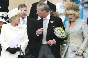 Durante la boda del príncipe Carlos, la reina no le dirigió la palabra a su nuera, tampoco la mencionó en un discurso