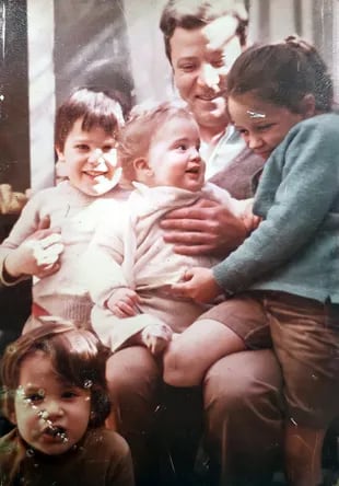 Ricardo Tetaz junto a sus cuatro hijos: Lorena, la mayor, Martín, Gastón y Ernesto, el más pequeño. Su primer hijo falleció de meningitis cuando Martín tenía un año.