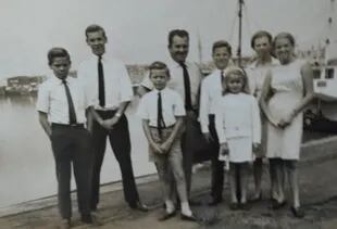 Claudio Alan Withington y Sheila Hyland, su esposa, junto a sus hijos. (Cortesía Cecilia Withington).