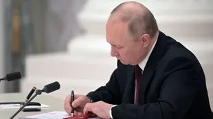 Putin firmó un decerto que permite el envío de tropas a Ucrania.